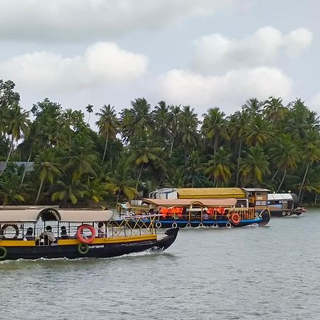 Islandstay-A Riverside Property Kollam Eksteriør bilde