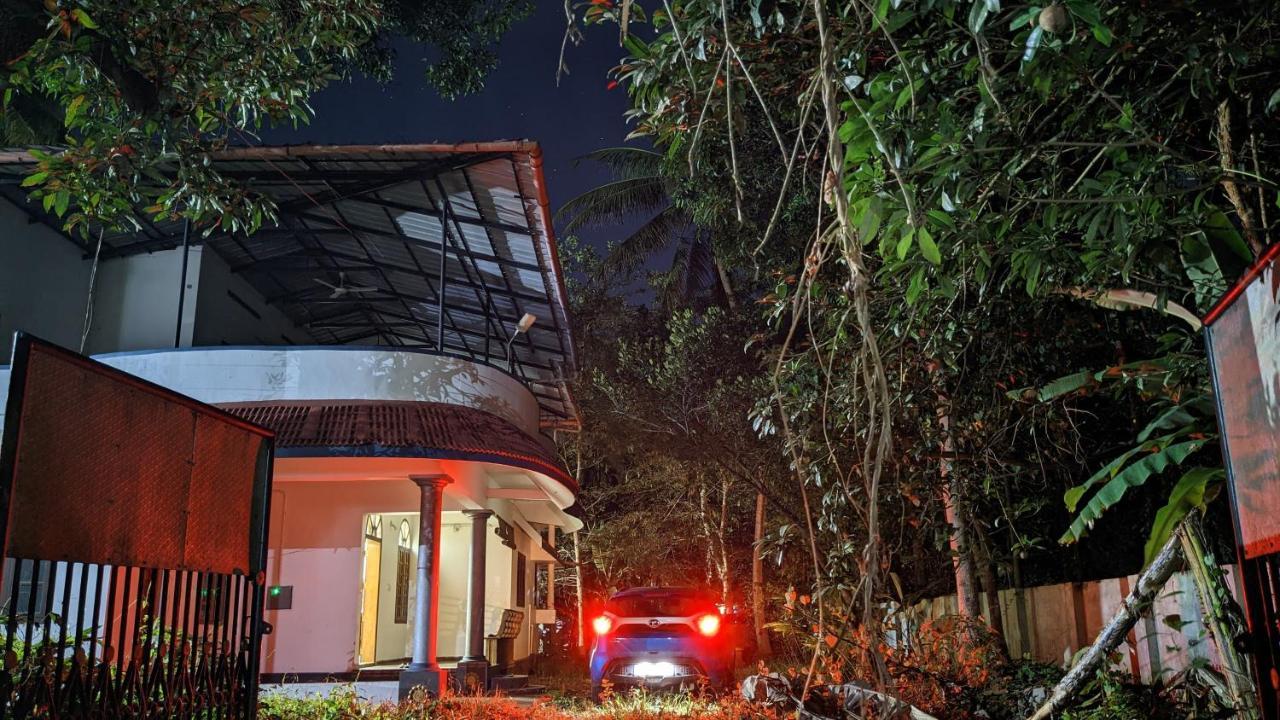 Islandstay-A Riverside Property Kollam Eksteriør bilde