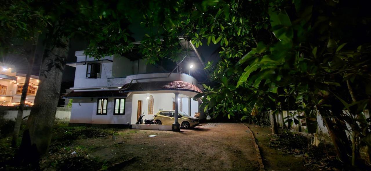 Islandstay-A Riverside Property Kollam Eksteriør bilde