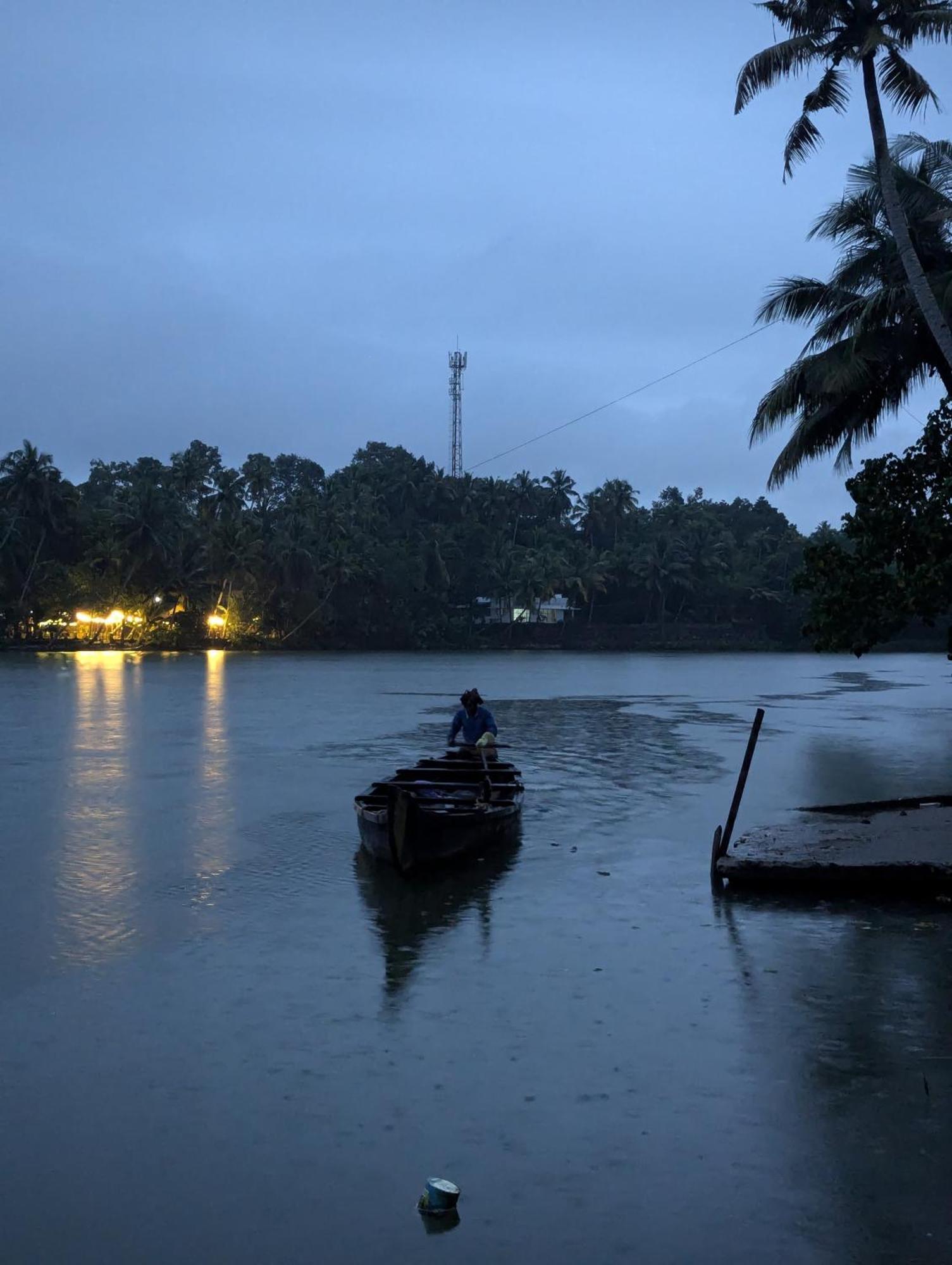 Islandstay-A Riverside Property Kollam Eksteriør bilde