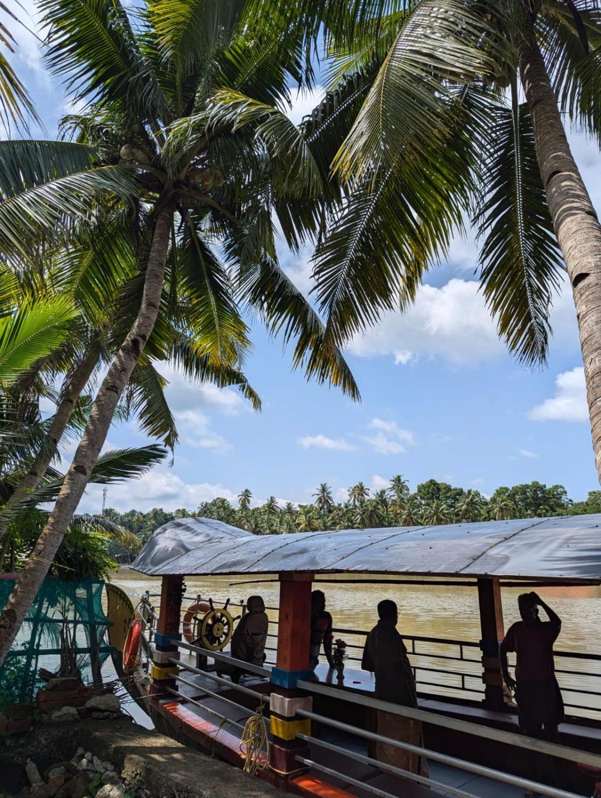 Islandstay-A Riverside Property Kollam Eksteriør bilde