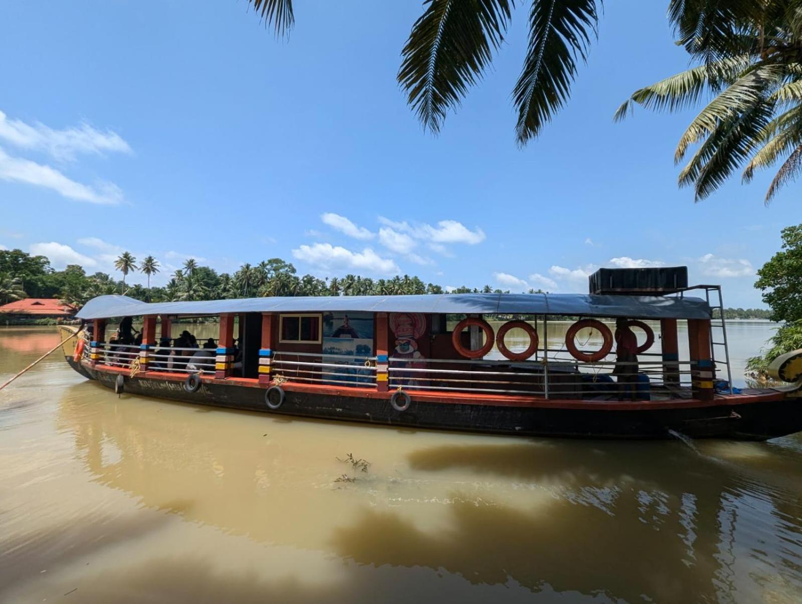 Islandstay-A Riverside Property Kollam Eksteriør bilde
